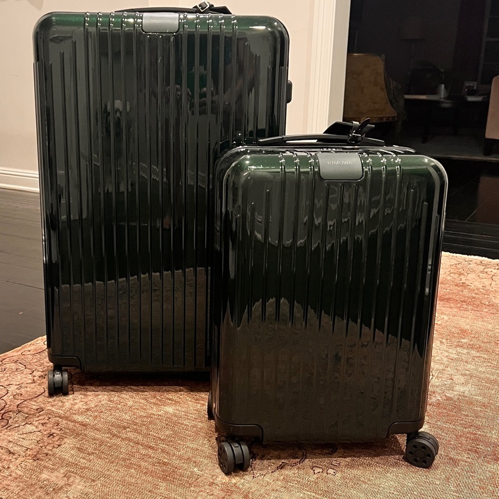 Rimowa ESSENTIAL LITE
Cabin carry on NWOT 21.7 x 15.8 x 7.9